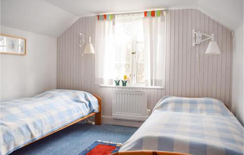 Fågelforsにある3 Bedroom Cozy Home In Fgelforsのベッドルーム1室(ベッド2台、窓付)