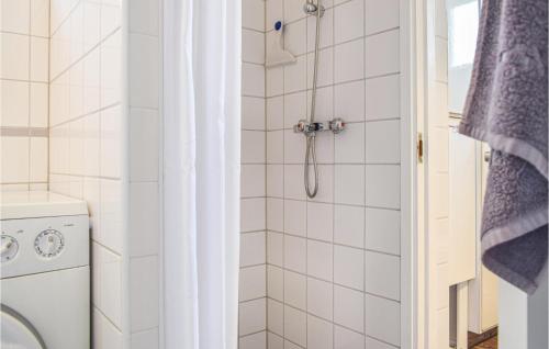 Fågelforsにある3 Bedroom Cozy Home In Fgelforsのバスルーム(シャワー、洗濯機付)