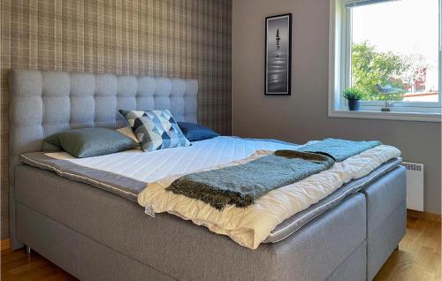 ein großes Bett in einem Schlafzimmer mit Fenster in der Unterkunft Cozy Home In Rockneby With Kitchen in Rockneby