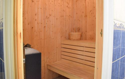eine Holzsauna mit einem Eimer auf einer Bank in der Unterkunft Cozy Home In Rockneby With Kitchen in Rockneby
