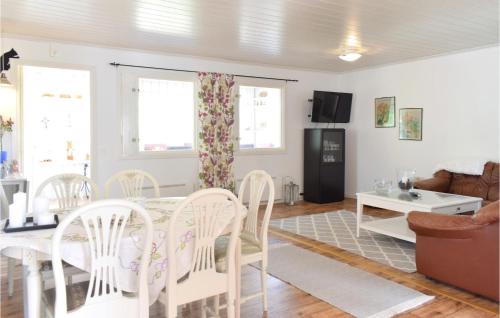 Sjónvarps- og/eða afþreyingartæki á 3 Bedroom Awesome Home In Oskarshamn