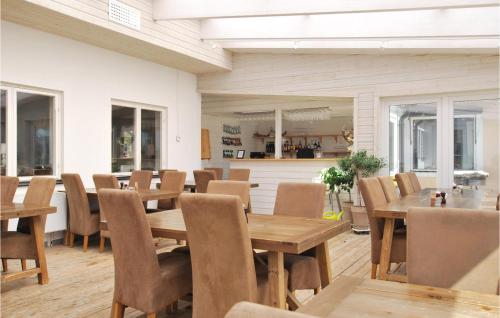 Εστιατόριο ή άλλο μέρος για φαγητό στο 1 Bedroom Gorgeous Home In Kosta