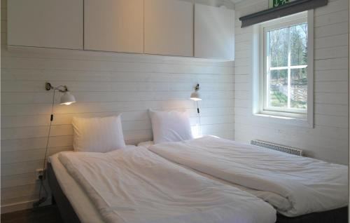 - un lit blanc dans une chambre avec fenêtre dans l'établissement 1 Bedroom Gorgeous Home In Kosta, à Kosta