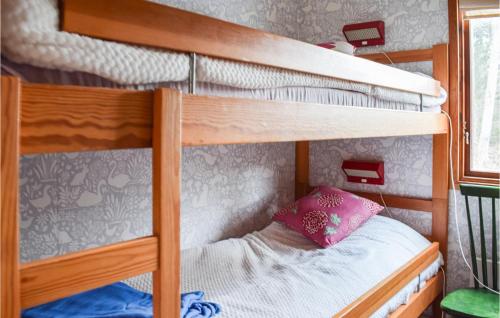 Poschodová posteľ alebo postele v izbe v ubytovaní Cozy Home In Edsbruk With Wifi