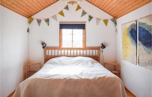 Postel nebo postele na pokoji v ubytování Stunning Home In Mrbylnga With 3 Bedrooms And Wifi