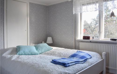 Ένα ή περισσότερα κρεβάτια σε δωμάτιο στο 1 Bedroom Gorgeous Home In Fårbo