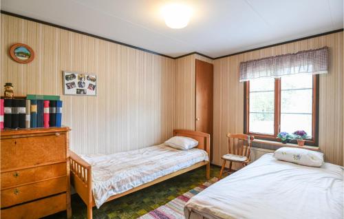 1 dormitorio con 2 camas, vestidor y ventana en Stunning Home In Romakloster With Kitchen, en Romakloster
