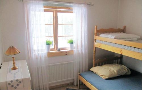 um quarto com 2 beliches e uma janela em Beautiful Home In Hede With 3 Bedrooms And Sauna em Hedeviken