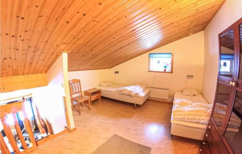 Cette chambre mansardée comprend un lit et un canapé. dans l'établissement Amazing Home In Sysslebck With House A Mountain View, à Branäs