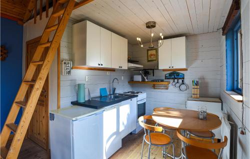 eine kleine Küche mit einem Tisch und einer Leiter in der Unterkunft 1 Bedroom Amazing Home In Slite in Slite