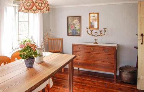 une salle à manger avec une table en bois et une commode dans l'établissement 1 Bedroom Gorgeous Home In Gnisvrd, à Gnisvärd