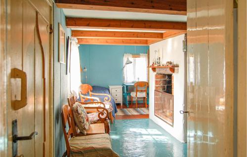 une chambre avec des murs bleus et une chambre avec des chaises dans l'établissement 1 Bedroom Gorgeous Home In Gnisvrd, à Gnisvärd