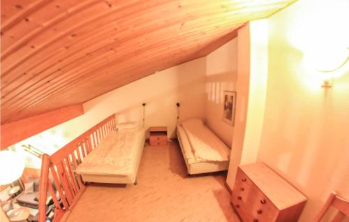 Cette chambre mansardée comprend un lit et un escalier. dans l'établissement 3 Bedroom Awesome Home In Sysslebck, à Branäs