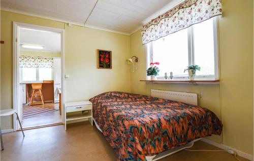 um quarto com uma cama e uma janela em 3 Bedroom Amazing Home In Vnersborg em Vänersborg