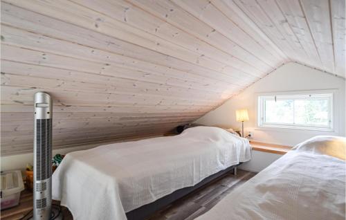 Säng eller sängar i ett rum på Beautiful Home In Lidkping With House Sea View
