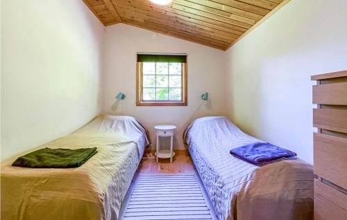 En eller flere senge i et værelse på Cozy Home In Mollaryd With Wifi