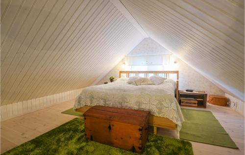 1 dormitorio con 1 cama en el ático en Stunning Home In Falkping With Kitchen, en Falkoping
