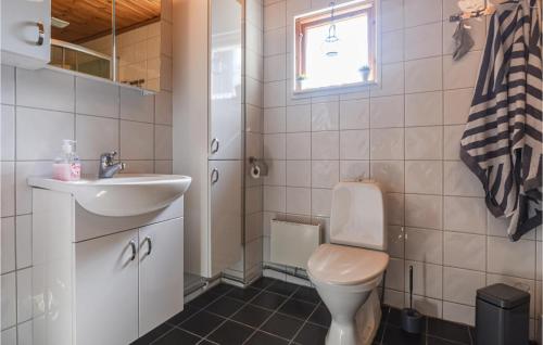 y baño con aseo y lavamanos. en Cozy Home In Undens With House A Panoramic View, en Undenäs