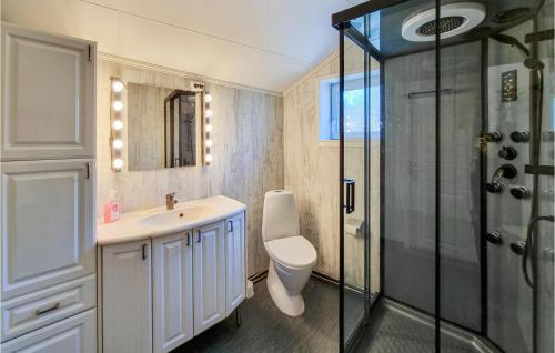 Ein Badezimmer in der Unterkunft Cozy Home In Skärhamn With Wifi