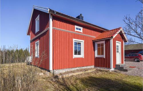 una casa roja con una puerta blanca en un patio en 2 Bedroom Cozy Home In Hova, en Hova
