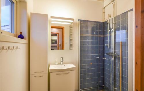 uma casa de banho com um lavatório e um chuveiro em Awesome Home In Bohus-malmn With 1 Bedrooms And Wifi em Malmön
