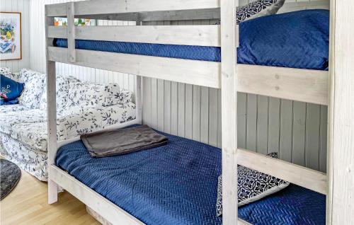 מיטה או מיטות קומותיים בחדר ב-Cozy Home In Strmstad With Wifi