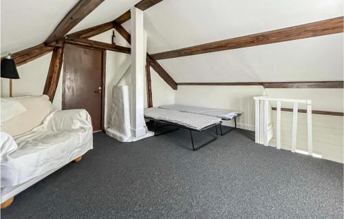 Postel nebo postele na pokoji v ubytování Gorgeous Home In Grstorp With Kitchen