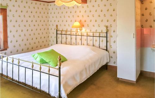 1 dormitorio con 1 cama con almohada verde en Awesome Home In Gusum With Sauna, en Gusum
