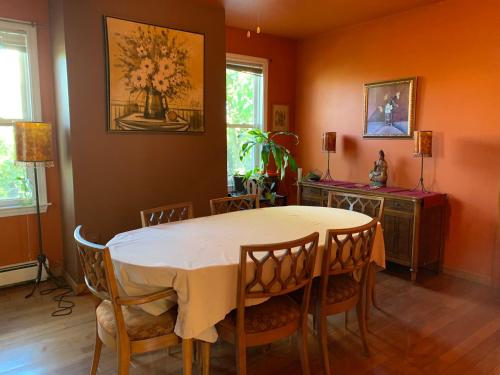 Φωτογραφία από το άλμπουμ του Beautiful Victorian house, Room στη Βοστώνη
