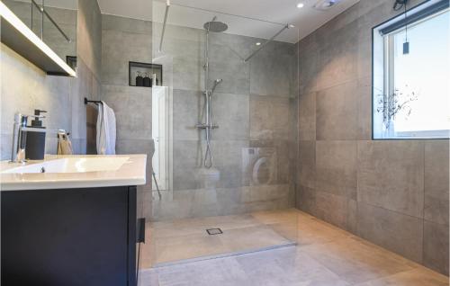 een badkamer met een douche en een wastafel bij 2 Bedroom Lovely Home In Uddevalla in Uddevalla