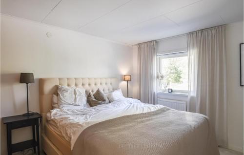 um quarto com uma cama grande e uma janela em 2 Bedroom Lovely Home In Uddevalla em Uddevalla