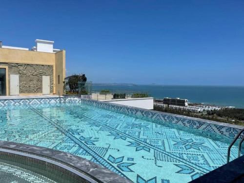 ein großes Schwimmbad auf einem Gebäude in der Unterkunft Apec 5 sao TP.Tuy Hòa - View biển và view hồ bơi in Ðông Tác (1)