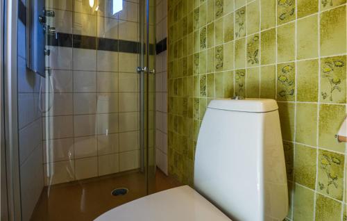 ein Bad mit einem WC und einer Dusche in der Unterkunft 1 Bedroom Awesome Apartment In sensbruk in Åsensbruk