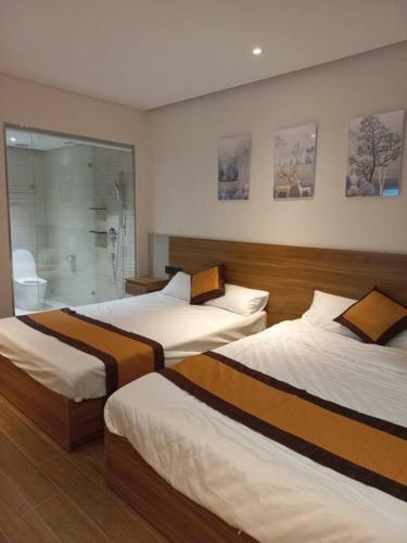 a room with three beds in a room at Apec 5 sao TP.Tuy Hòa - View biển và view hồ bơi in Ðông Tác (1)