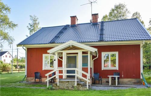 a red house with a gambrel roof at Stunning Apartment In Rönneshytta in Rönneshytta