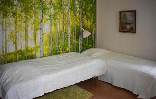 sypialnia z łóżkiem i obrazem drzew w obiekcie Awesome Apartment In Rnneshytta With Kitchen w mieście Rönneshytta