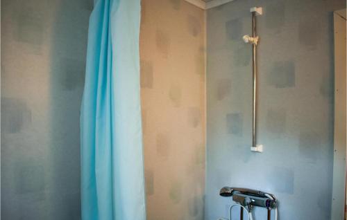 a shower with a blue shower curtain in a bathroom at Awesome Apartment In Rnneshytta With 1 Bedrooms in Rönneshytta