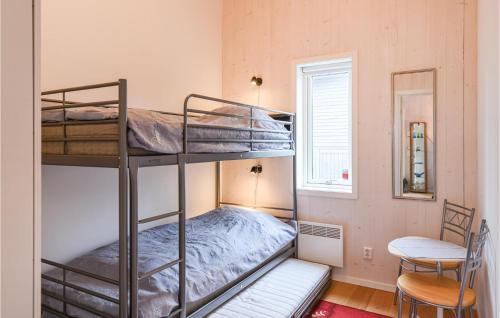 Una cama o camas en una habitación de 2 Bedroom Amazing Home In Åsensbruk
