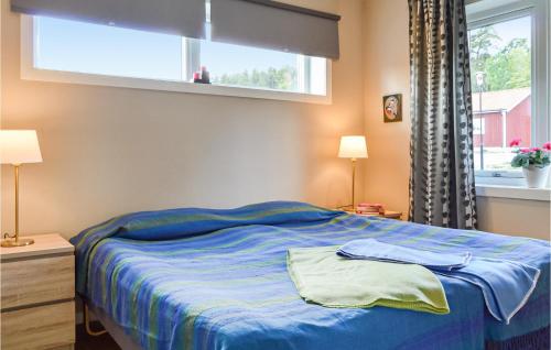 Säng eller sängar i ett rum på Cozy Home In Strngns With House Sea View