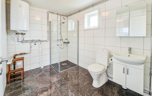Bathroom sa Lovely Home In sensbruk With Kitchen