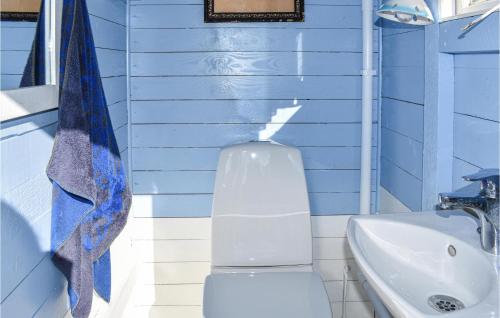Et badeværelse på Nice Home In Kolmrden With Kitchenette