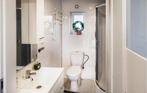 Un baño de Lovely Home In Valdemarsvik With Wifi