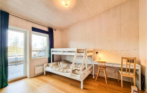 Bunk bed o mga bunk bed sa kuwarto sa Lovely Home In sensbruk With Kitchen