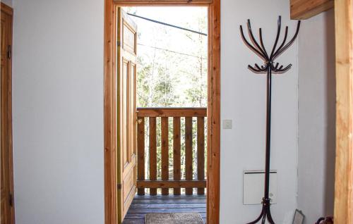 a hallway with a door leading to a balcony at 3 Bedroom Gorgeous Home In Skärblacka in Skärblacka