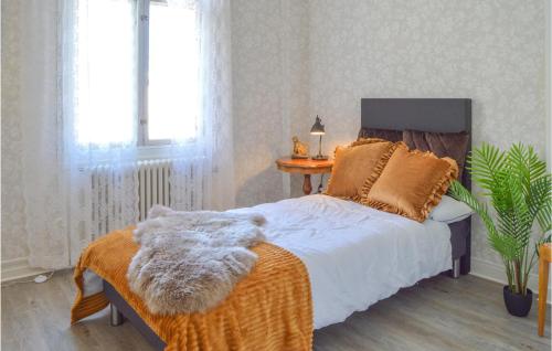 Säng eller sängar i ett rum på Amazing Home In Nynshamn With Kitchen