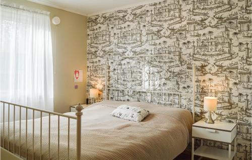 a bedroom with a bed with a wallpaper at Amazing Home In Mariefred With Wifi in Mariefred