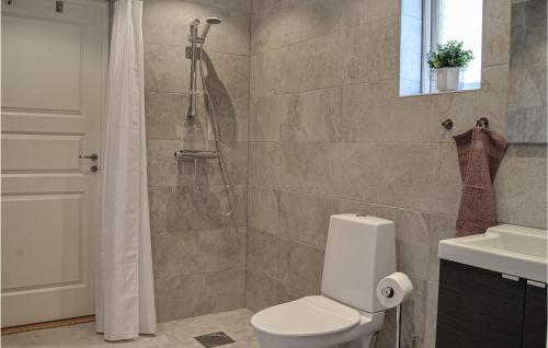 Beautiful Home In Strngns With Sauna tesisinde bir banyo