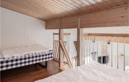 1 Schlafzimmer mit 2 Betten und Holzdecke in der Unterkunft Cozy Apartment In Sysslebck With Wifi in Sysslebäck