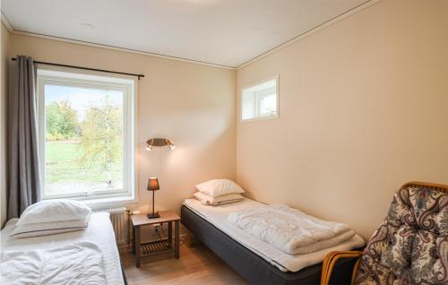 Postelja oz. postelje v sobi nastanitve Cozy Home In Svanskog With Lake View