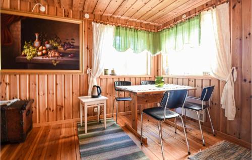 een eetkamer met een tafel en stoelen en een raam bij 1 Bedroom Awesome Home In motfors in Åmotsfors